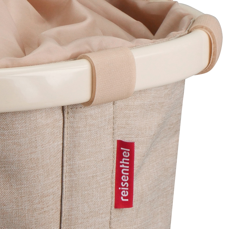 Klickfix Bikebasket cykelkurv (twist coffee). Frontkurv med snørrelukning, yder- og indre lomme. Vol: 15 L,, max bæreevne 5 kg.