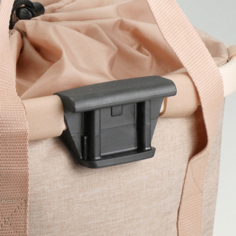 Klickfix Bikebasket cykelkurv (twist coffee). Frontkurv med snørrelukning, yder- og indre lomme. Vol: 15 L,, max bæreevne 5 kg.