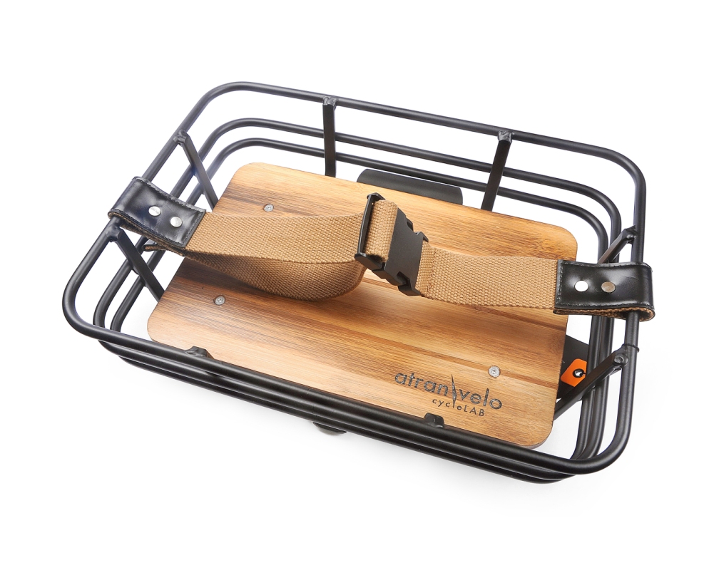 Kurv ATRAN VELO Epic Retro (sort). Cykelkurv med AVS til front eller bag montering. Vol. 8 L, med rem, bambusbund max. bæreevne 10 kg.