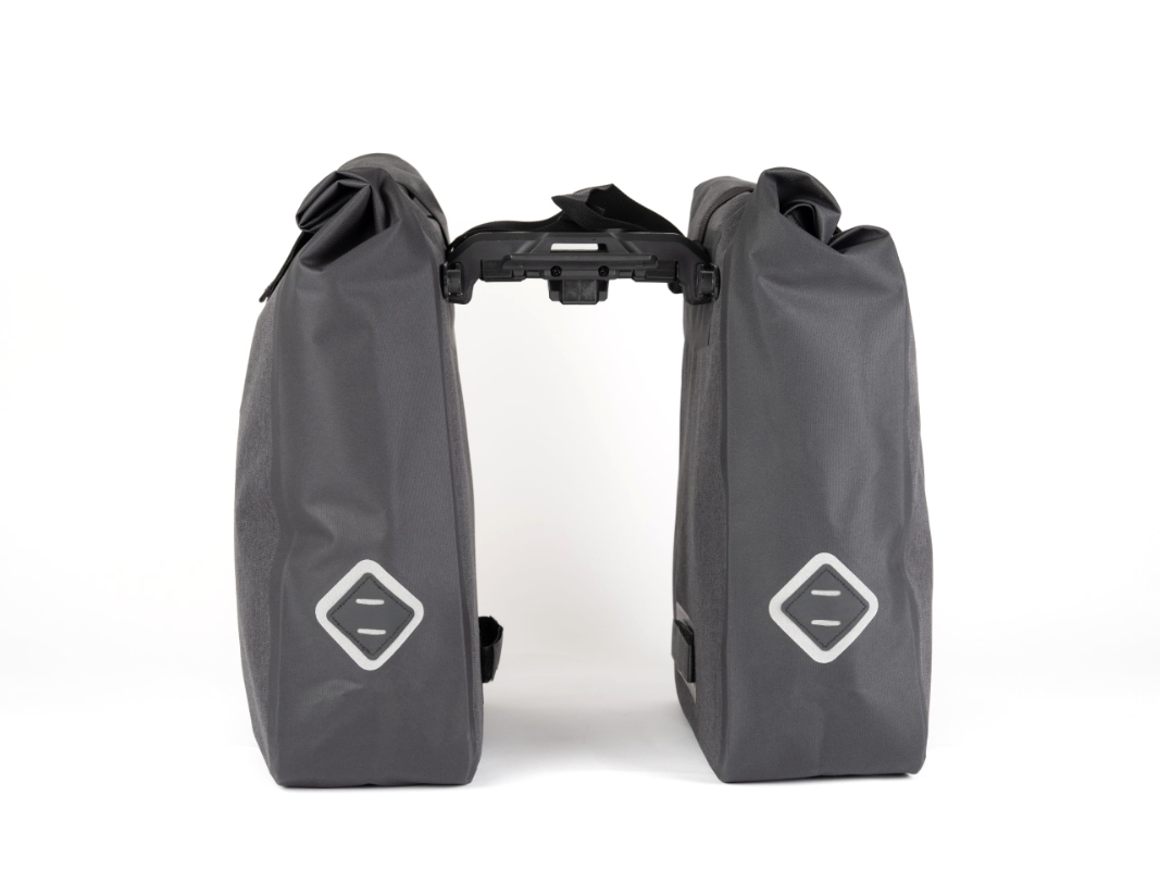 Taskesæt fra Atran Velo model Travel (sort). Triple-x gør at taskesættet kan suppleres med top-taske/kurv. 37x33x12 cm, vol: 2x25 L, AVS.