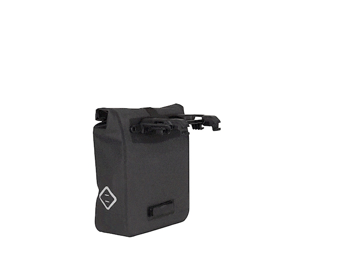 Taskesæt fra Atran Velo model Travel (sort). Triple-x gør at taskesættet kan suppleres med top-taske/kurv. 37x33x12 cm, vol: 2x25 L, AVS.