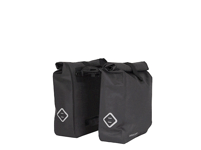 Taskesæt fra Atran Velo model Travel (sort). Triple-x gør at taskesættet kan suppleres med top-taske/kurv. 37x33x12 cm, vol: 2x25 L, AVS.