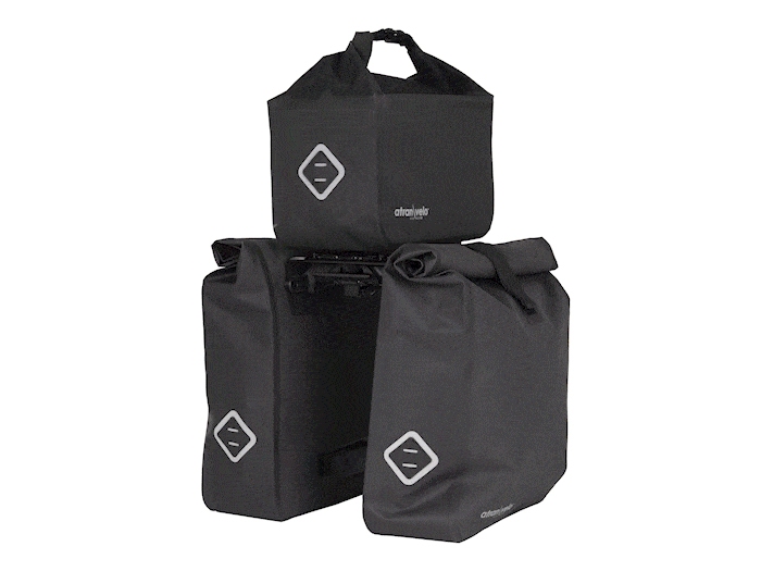 Taskesæt fra Atran Velo model Travel (sort). Triple-x gør at taskesættet kan suppleres med top-taske/kurv. 37x33x12 cm, vol: 2x25 L, AVS.