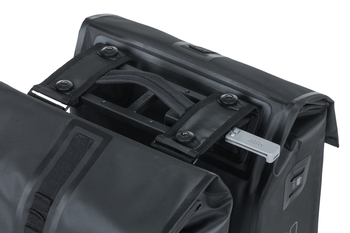 Taskesæt BASIL MIK Urban dry Sort Bag 42x17x36cm dobbel 50L, water proof. Inkl.MIK adapter på tasken.