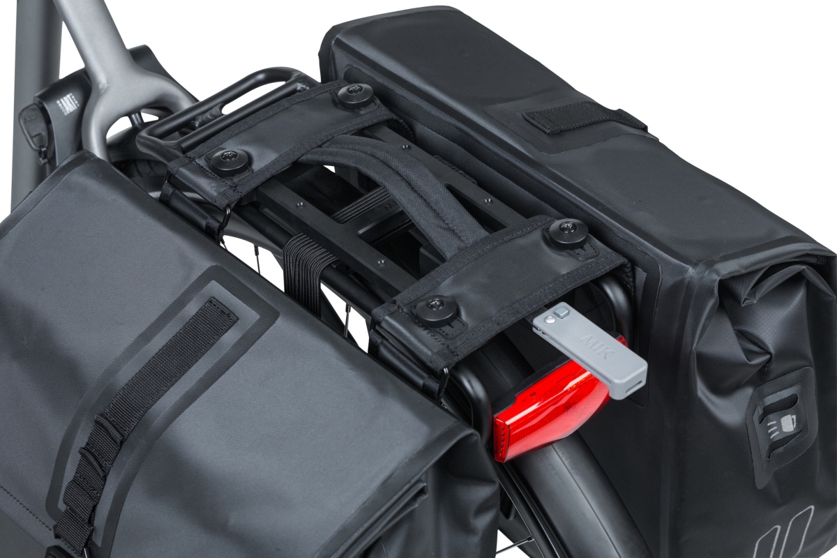 Taskesæt BASIL MIK Urban dry Sort Bag 42x17x36cm dobbel 50L, water proof. Inkl.MIK adapter på tasken.