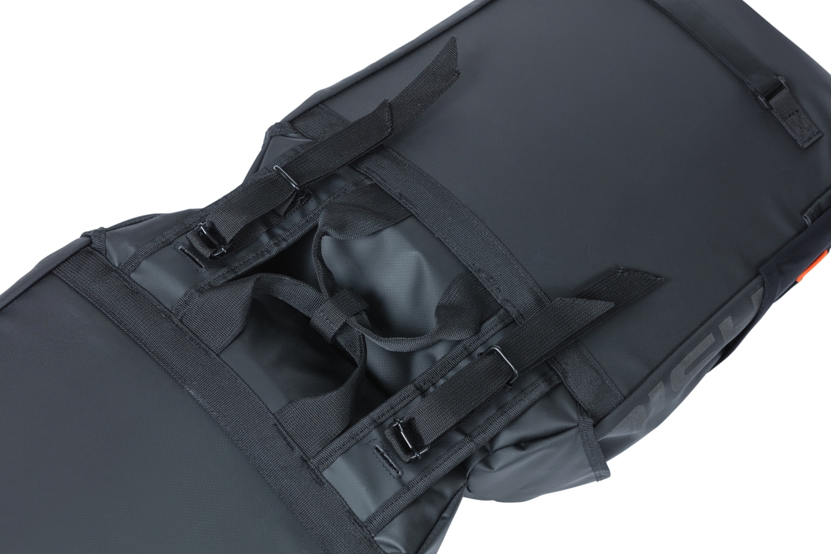 Taskesæt BASIL MILES TARPAULIN 34 Liter Sort/orange dobbel 34x16x43cm. Kan mont. med  MIK-AVS-uniklip eller Racktime adapter.