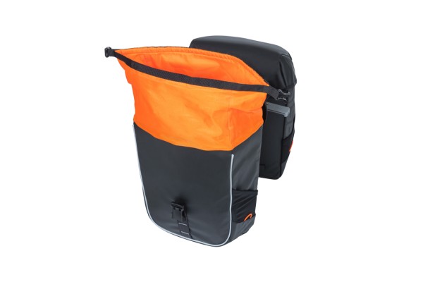 BASIL Miles Tarpaulin taskesæt (bag) Sort/orange, 34x16x43cm 34L. Monteret MIK adapter plade og 100% vandtæt.