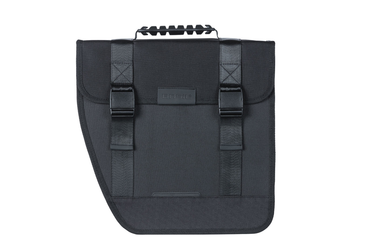 Taske BASIL TOUR SINGLE (sort) til venstre side. Volumen: 14 L, dimensioner: 14 x 27 x 28 cm. Vandafvisende.
