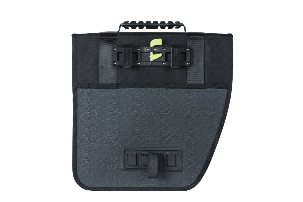 Taske BASIL TOUR SINGLE (sort) til venstre side. Volumen: 14 L, dimensioner: 14 x 27 x 28 cm. Vandafvisende.
