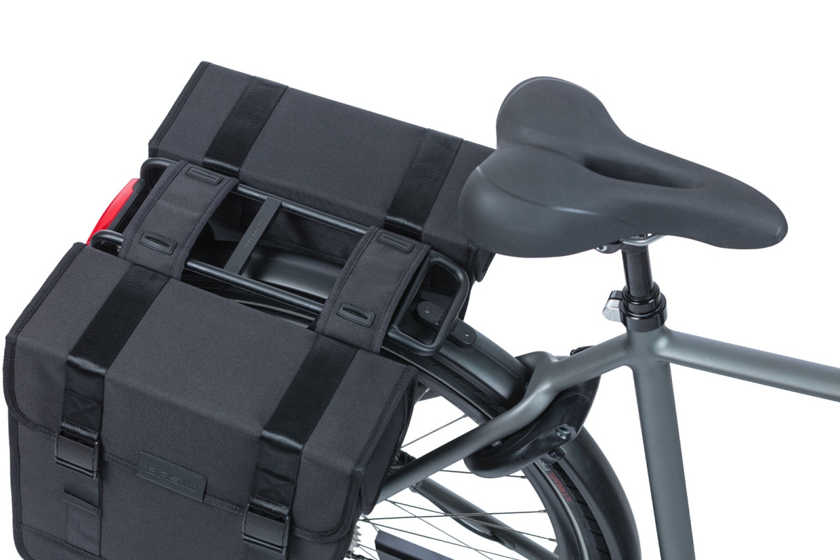 Taskesæt BASIL TOUR XL (sort) . Dimensioner: 35x14x35cm, volumen: 35 L, vandafvisende. Kan også  Monteres med MIK, AVS, Uniklip, Racktime adapter.