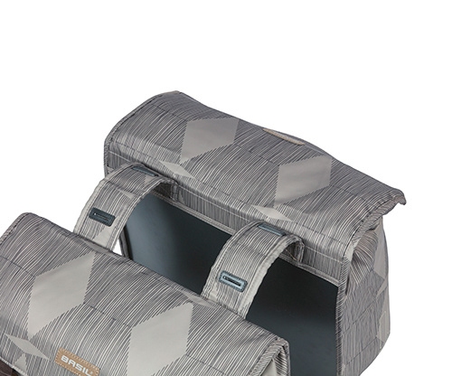 Taskesæt (grey) fra Basil model Elegance.    Materiale af 100 % genanvendt PET (plastikflasker) Vol. 40-49 L og med rem-montering (taskebro)