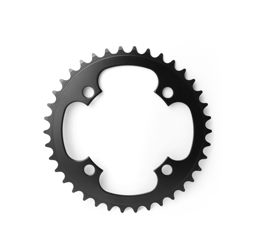 Klinge i stål (sort) fra Bikepartner 38T. 4 hul, Ø104, 1/2-3/32