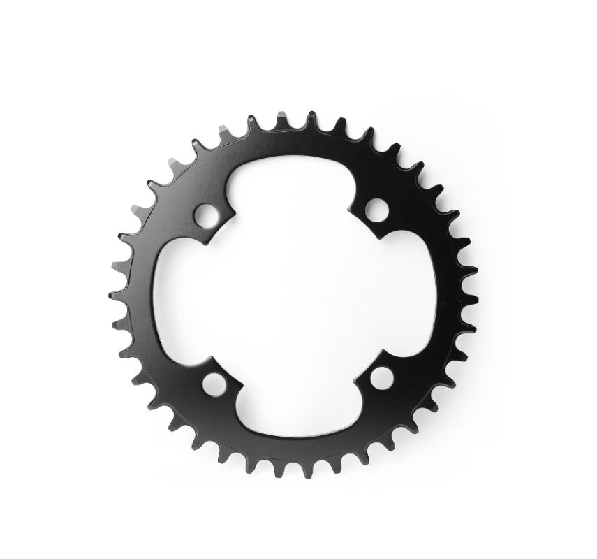 Klinge i stål (sort) fra Bikepartner 38T. Narrow/Wide, 4 hul, Ø104, 1/2-3/32