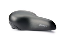 Sadel fra Bikepartner model MIRUM (sort) Unisex sadel med Gel til 90° Relaxed kørestilling. Vandtæt betræk og elastomer for øget komfort.