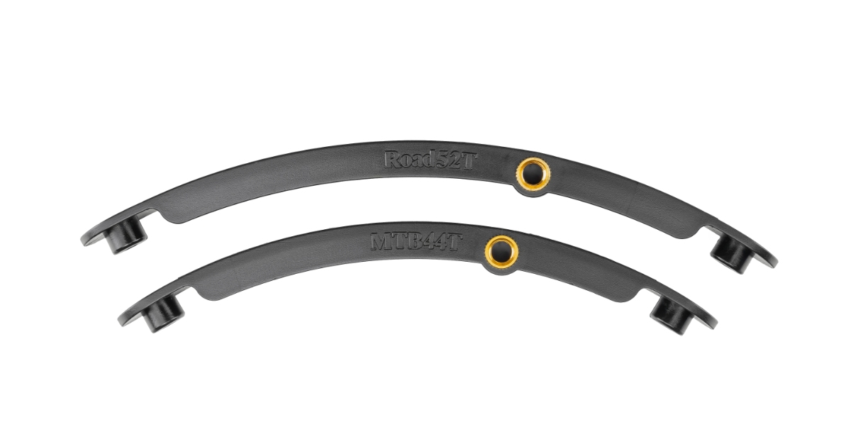 Kædeskærm Pistol (sort/sølv) fra Bikepartner. Justerbare længde:  66 mm. Kan tilpases både 44T & 52T klinger. Monteres med universal stropper.