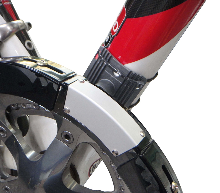 Kædeskærm Pistol (sort/sølv) fra Bikepartner. Justerbare længde:  66 mm. Kan tilpases både 44T & 52T klinger. Monteres med universal stropper.