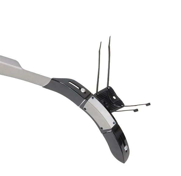 Kædeskærm Pistol (sort/sølv) fra Bikepartner. Justerbare længde:  66 mm. Kan tilpases både 44T & 52T klinger. Monteres med universal stropper.